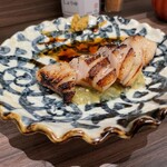 立ち呑み ソメアカ - 炙りトントロ（ジュスィー）