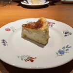 両忘 - もはや説明の要らないチーズケーキ。これだけで行列の絶えない喫茶店ができるレベルの代物。(相方の減らした分を大盛りにしてもらっています。)