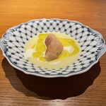 両忘 - 桃が入ったポタージュ。前回の生ハムバージョンよりも濃いめでとろみたっぷりの味わい。桃の甘さに負けない！
