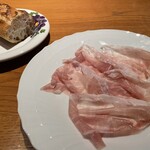 両忘 - 生ハム連発攻撃！この順番が今回1番驚いた。ただ、脂身が甘いためさっきの生ハムと違うという技アリの一皿。