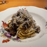 両忘 - 安定のボロネーゼ。(相方の減らした分を超大盛りにしてもらっています。)