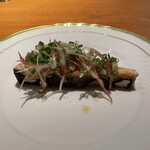 両忘 - ◯◯鱒(マス)。ボーッとしてて聞き取れなかった。上に乗ってるミョウガとのハーモニーが良かった。