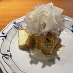 両忘 - 地元香川まんのう町の水茄子のフライ。見た目のボリュームに反してパクパクと野菜の甘さを味わえる逸品。(相方の減らした分を一片多くしてもらっています。)