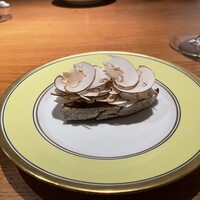 両忘 - 生マッシュルーム乗せドイツ系パンのオードブル。間にコクのある高価そうなバターが挟まってます。風味のある逸品。