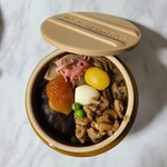 峠の釜めし本舗 おぎのや - やっぱり陶器の器で食べるのが最高！