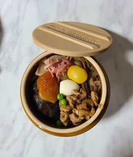 峠の釜めし本舗 おぎのや - やっぱり陶器の器で食べるのが最高！