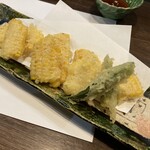 寿し肴和志 - ◉ とうもろこし天麩羅　1,050円
      　　☘️ 季節のものなので、頼みました！
      　　　　一口食べたら、とうもろこしの香りが、
      　　　　広がります！