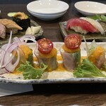 寿し肴和志 - ◉ 海鮮生春巻きサラダ　990円
              ☘️ 人参ドレッシングが付いていて、
      　　　　相性バツグンです！