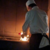 鮨 森学 - 照明を少し落として　藁焼きされています