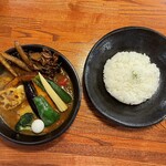 スープカレーSAMA 札幌大通店 - 17品目の彩り農園野菜カリー(トマトスープ)