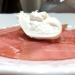 commedia - 18ヶ月熟成生ハムとブッラータチーズ
