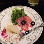 バー　アルシェ - お通しはサラミにオリーブ、はしりの梨