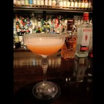 バー　アルシェ - オリジナルカクテル「Prucian Blossom」。梅リキュールにジン・ストロベリー・ヨーグルトリキュール