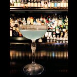 オリジナルカクテル「Arche」。カルバドスをベースに、グレープフルーツ、ライチ、ピーチが入る