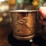 バー　アルシェ - モスコミュール。銅のマグカップ、絵柄に見入ってしまう