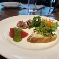 Serafina NEW YORK さいたま新都心店 - モッツアレラ＆トマト カプレーゼ
                    イタリアンサラミの盛り合わせ
                    本日のカナッペ
                    自家製シャンパンハニードレッシングのグリーンサラダ ミスタヴェルデ