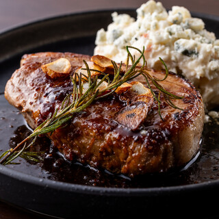 大ボリュームの肉料理、ステーキやソテーなど最高♪