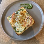 オモケンパーク - バジルトマトトースト