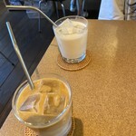 オモケンパーク - 奥がチャイティーラテ、手前がカフェラテ