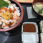 でか盛り海鮮問屋 - ウニ海老イクラ丼