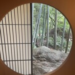 黒茶屋 - お部屋の丸窓から見える風景