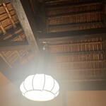 黒茶屋 - 黒光した太い梁