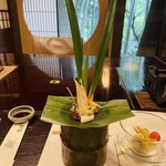 黒茶屋 - 紅鱒山かけ
                                あしらい一式
                                揚げ夏野菜 ごま味噌