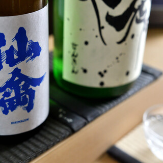 大将自らが厳選した、日本酒・ワインが常時50本以上。