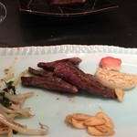 博多鉄板 じゅん - ドライエージングビーフは空気中で肉を熟成させる手法で赤身肉の柔らかさやタンパク質とアミノ酸が４倍ほどアップするそうです。
      