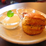 お茶とおやつ 和茶 - バナナスコーン with キャラメルソース＆生クリーム