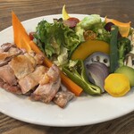 エコモレストラン - 熟成ローストチキンと温野菜のサラダ