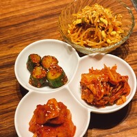 焼肉USON - キムチ盛り合わせ,ピリ辛もやしナムル