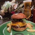 THE GRABBER hamburger pub - 『ORANGE CHEESE BURGER¥2,035』 『ハートランド¥825』