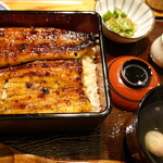 小ノ孝 - 店の奥に配送待ちの鰻の籠が沢山。