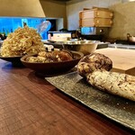 山土 - 奥からハナビラダケ、ヤマドリダケモドキ、松茸