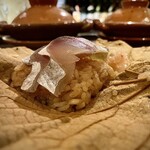 山土 - 山葡萄の葉がフッカフカで手触りが良く、この中で蒸されたお米はさぞ気持ちよかっただろうなぁと