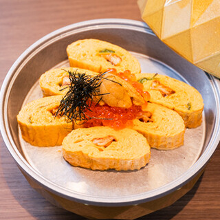金鵄の赤彩卵にたっぷりの鰹出汁で仕上げる、だし巻きが自慢