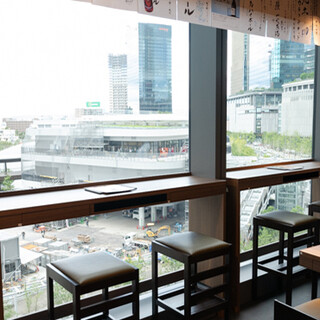 大きな窓を設えた開放感溢れる店内◆シーンを問わずご利用可能◎