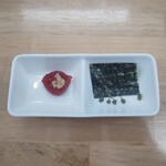 ぶたのほし - トッピングのドライトマト·ニンニク乗せ(左)に海苔·青山椒の佃煮