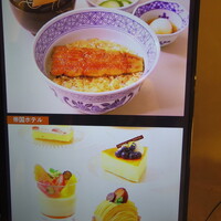 野田岩 日本橋高島屋特別食堂 - 待合室前に設置されている大型ディスプレイ