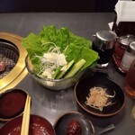 炭火焼肉食道園 - サンチュ