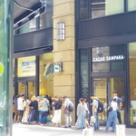 エシレ・メゾン デュ ブール - インバウンド客も多く、すべての方がバターケーキを買う訳でもなく