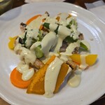 キッチン ブルー グローブ - タカサゴフリットと蒸し野菜のアップ