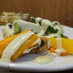 キッチン ブルー グローブ - 横から、目の前には大きな南瓜