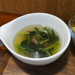 キッチン ブルー グローブ - ほうれん草スープのアップ