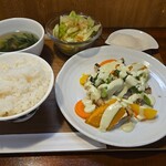 キッチン ブルー グローブ - タカサゴフリットと蒸し野菜、アボガドとレモンピールのソース