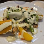 キッチン ブルー グローブ - 反対側から、アボガドとレモンピールのソースはタップリ！