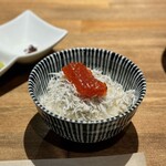 酒肴場 屯 - 海鮮丼のご飯にはすじこ、釜揚げしらす。