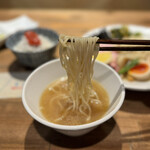 酒肴場 屯 - キリッと冷やされたつけ汁は煮干しの旨みとすっきりした塩のカエシで夏らしい仕上がり