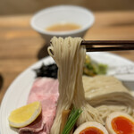 酒肴場 屯 - 旨みしっかりの昆布水に浸かった平打ち中太ストレート麺は、ツルプリ美味